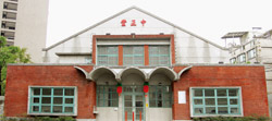 中正堂為三進三開間的建築格式，入口遮雨處則為三連拱樣式。