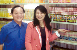 租書店老闆林美蓉女士（右）在蔡志成主任（左）遊說下，將1萬1千本書全數捐贈給阿蓮分館。