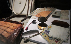 許世賢生前隨身攜帶及常用物品。