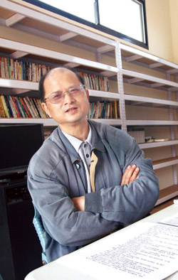 出身下營大埤地區的曾明泉老師在退休後回鄉興辦文教活動，即便如今村莊以老年人口、外配及外勞居多，但曾明泉老師仍為堅持理想，送書香回饋故鄉。