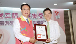 彰化縣政府於世界書香日舉辦「書送幸福，募集愛」的募書競賽暨創意閱讀獎勵活動，彰化縣長卓伯源（左）邀鹿鳴國中老師楊志朗（右）擔任代言人。（彰化縣政府教育處提供）