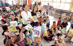 斗六市公所於世界書香日啟動「漂閱讀」運動，透過自由捐書、領取他人捐書閱讀，盼帶動城市閱讀風氣。（雲林縣斗六市公所提供）