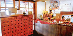 雲林故事館原來為虎尾郡守官邸，唐麗芳於2006年帶著雲林故事人協會進駐於此。