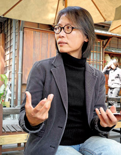 雲林故事館創辦人唐麗芳經營故事館所抱持的理念是「不理會觀光客」，清楚的以「營造在地生活」為主。