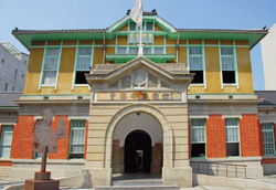 西元1931年建成的虎尾郡役所，重新規劃為布袋戲館，強化了「布袋戲故鄉」之稱的虎尾在地文化特色。