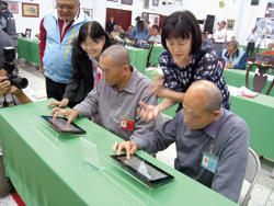 國資圖呂春嬌館長及岳麗蘭科長指導收容人使用平板電腦閱讀電子書