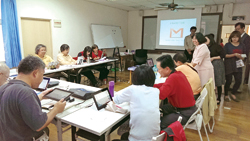 教導樂齡讀者使用平板電腦，從收「批」(email)開始。(雲林縣西螺鎮立圖書館)
