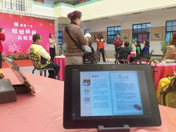 新住民媽媽們利用電子書食譜料理道地臺灣味。(雲林縣斗六市立繪本館)