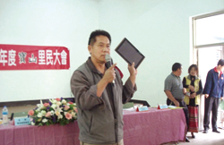 金龍館長利用里民大會推廣平板電腦借用服務。﹙高雄市立圖書館桃源分館﹚