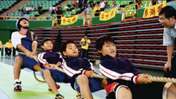 拔河隊的小孩說:我們不想輸!