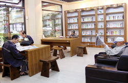 蘆竹市立圖書館南崁分館一樓期刊、閱報區，是專門為樂齡族群打造的閱讀園地