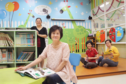 蘆竹市立圖書館館長王慧慈（前）與館員致力於提升市內的閱讀風氣