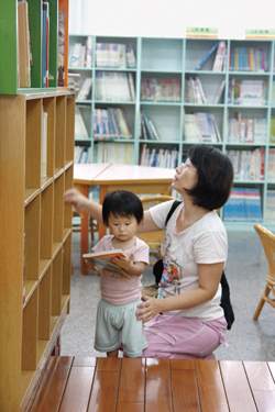 歸仁圖書館每週三的說故事時間由志工媽媽活靈活現地陪伴孩子們一起親子共讀