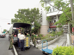 歸仁區圖書館巡迴書箱借閱歸仁基地由官兵運送