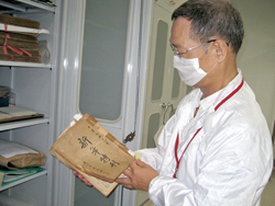 吳國強負責待修及已修復書籍的管理