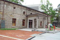 以臺北舊城牆拆除後的唭哩岸石建造成的小白宮