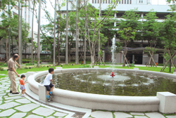南門園區後方的「四百石水池」，曾經用作消防使用，現在是庭園中最美的焦點
