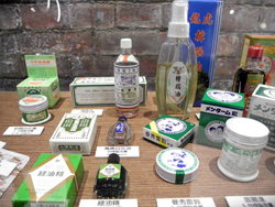 一樓「百煉芬芳」特展展區，展示綠油精、面速力達母等生活裡常見，卻不知道包含有樟腦的藥物
