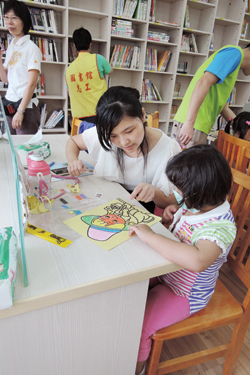 「世界書香日──一起上圖書館聽故事」活動透過親子勞作的互動過程，增進家長與孩子的親密關係。（永靖鄉立圖書館提供）