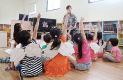 中州科技大學藍天使社會服務隊帶領親子進行說故事活動。(永靖鄉立圖書館提供)