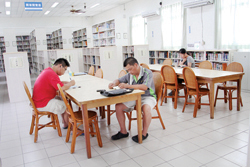 永靖鄉立圖書館三樓開架閱覽區及自習室。