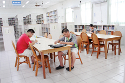 永靖鄉立圖書館三樓開架閱覽區及自習室。