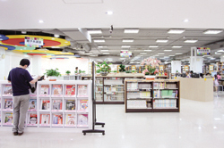 重新整修後的圖書館讓視覺更具穿透性,以改善部分畸零空間及死角問題。