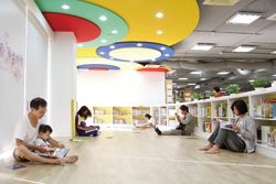 桃園市立圖書館處處可見市民在閱讀的蹤影。
