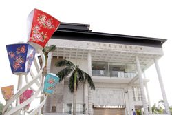 新北市立圖書館平溪分館以在地知名的天燈作為主體意象。