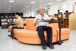 「安全起身手把加旋轉桌」可以方便長者從沙發起身，亦可提供閱讀的使用。