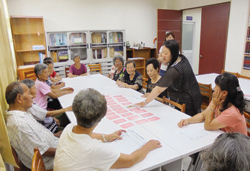 藝術傳承活動,讓參加的長者可以透過講師與志工的引導,敘述每個人豐富的人生經驗。(新北市立圖書館平溪分館提供)