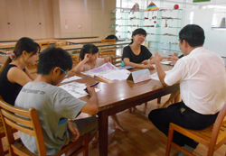 楠仔坑分館請老師進行課後輔導,新住民媽媽也在旁一起學習。