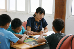 杉林分館聘請臺大學生擔任學童課輔老師。