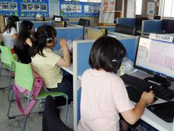 「數位學伴線上課輔計畫」由大學與中小學生進行一對一的線上即時課業輔導諮詢。