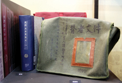 早期提供視障讀者借閱書籍的瞽者郵包,讓他們也可以享有免費將視障讀物寄送到家的服務。