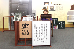 讀者可以坐在昔日閱覽室前的服務臺體驗半世紀前館員的工作實況。