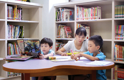 提供許多兒童書籍的福德智慧圖書館,培養社區家庭的閱讀親情。