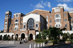 國立臺灣大學和臺北大學,是少數由學生組成開發小組,進行行動圖書館APP研究及開發工作。