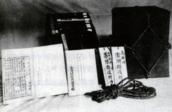 總督府圖書館巡迴書庫之容器與圖書目錄。(檔案來源:《臺灣總督府圖書館寫真帖》,國立臺灣圖書館)