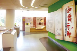 國資圖佇足臺中州立圖書館特展現場。