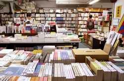 陳隆昊打造完整社會人文類書籍的專業書店，成為許多非主流書籍流通的管道與場所。