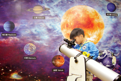 「星空探索」活動讓小朋友實際操作天文望遠鏡。