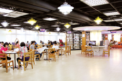圖書館以飛碟燈與球形燈，打造出浩瀚的星空意象。