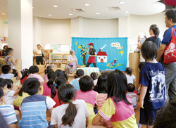社區民眾踴躍參與系列的圖書活動。