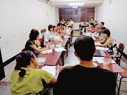 臺中市讀書會成員每月固定在樂成宮教室聚會。