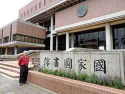 從事編目近40年，陳友民堅守崗位。