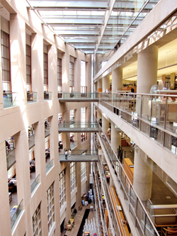 左側為閱覽席，以「橋」連接中間的圖書館主體，讀者可以在橋上從不同角度俯瞰圖書館各樓層。