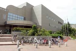 位於市中心的札幌中央圖書館，於1991年時遷移至北海道教育大學札幌校的舊址，坐落在藻岩山腳旁的山鼻地區。不少民眾騎著單車前來。