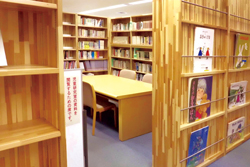 以「書本之森」的定位重新出發,裝潢了木質感的座椅及書桌。