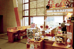 館內的咖啡廳不僅販賣咖啡，也有許多使用當地食材製成的果汁、熟食跟甜點，讓看書看累的民眾可以有個休息、放空的空間。